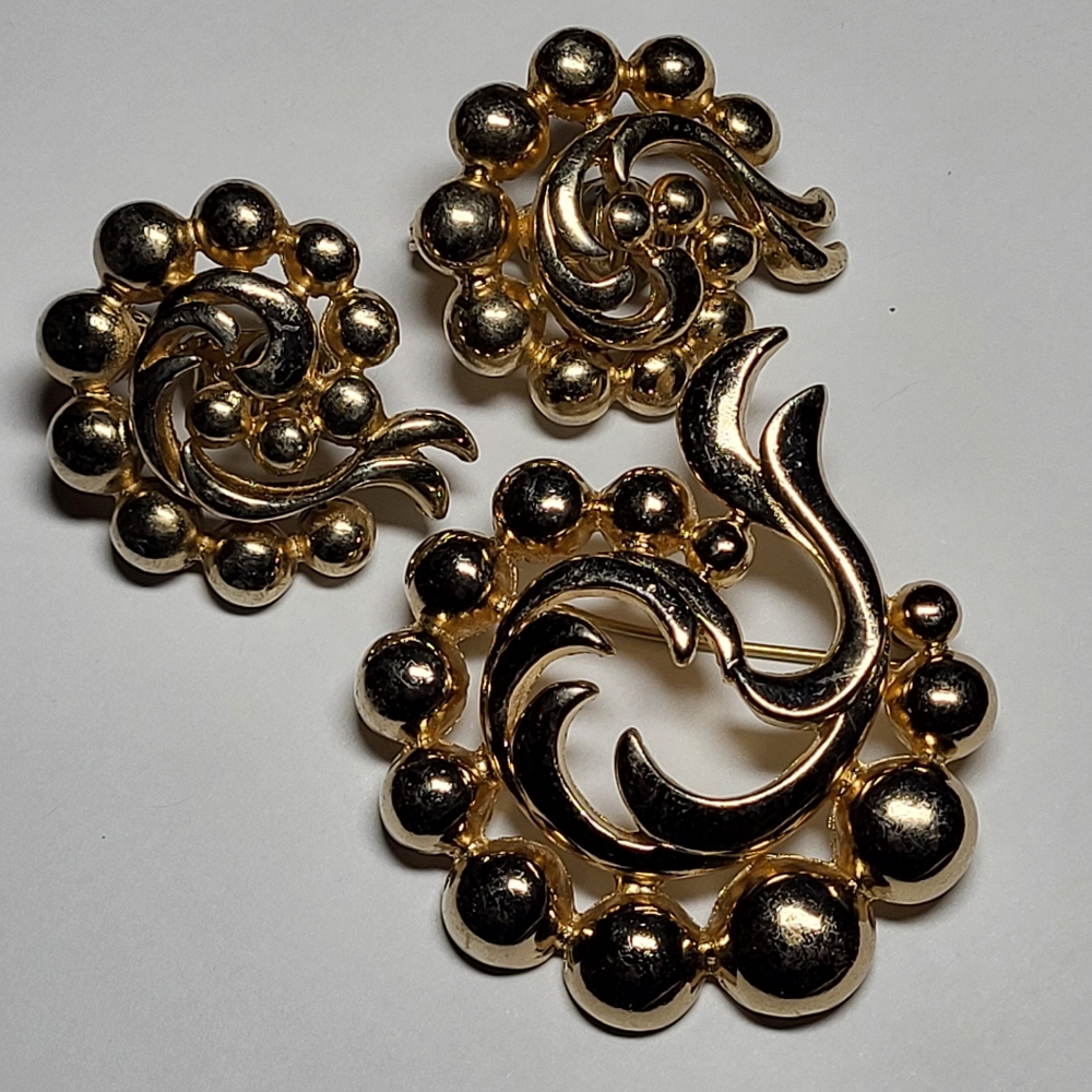 MONET– Vintage 1980s Gold Plated Clip Earrings And Brooch Set